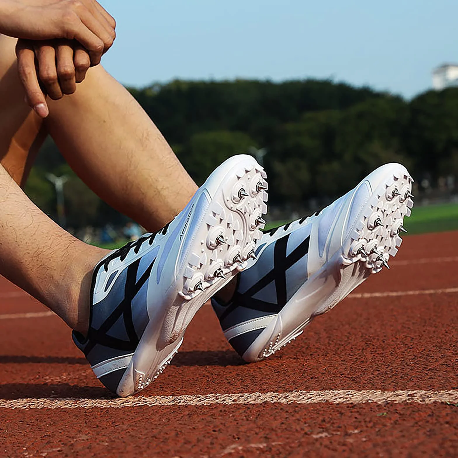 Paznokcie kolce sportowe piramida zapasowe kolce do treningu Field śruba z kluczem kolcowym narzędzie do lekkoatletyki Track Sprint Dalekie Skoki Bieganie Stalowe Srebrne 50 sztuk
