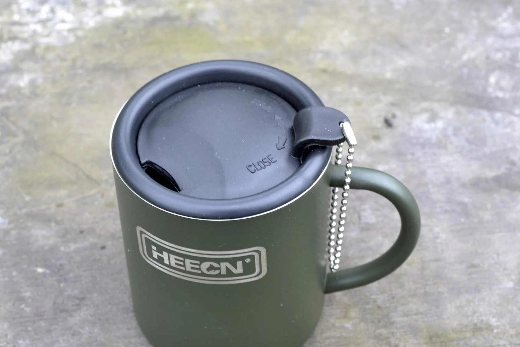 Kubek kempingowy z pokrywką wojskowa HESS-038BBKBG (300 ml z obrotową pokrywką)